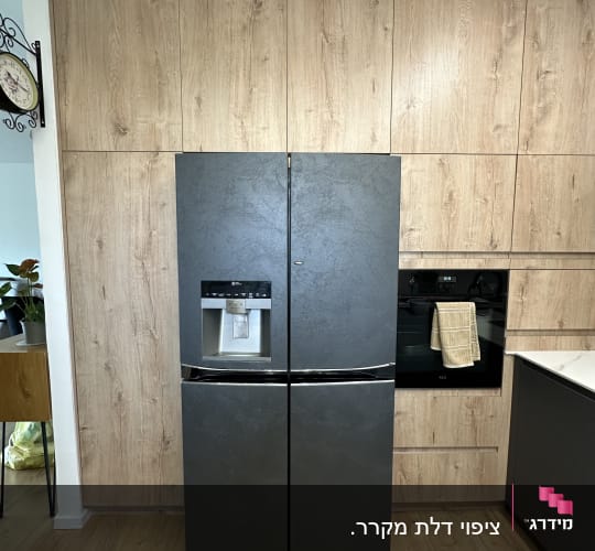 מקרר שחור עם ציפוי דלתות עץ במטבח מודרני